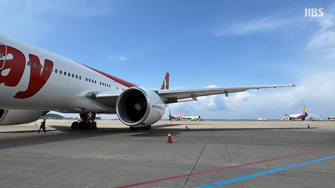 오늘(18일) 오전 탑승구로 되돌아오는 '램프 리턴'을 한 티웨이 항공기