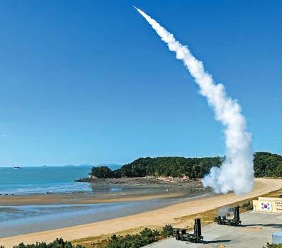 LIG넥스원은 UAE·사우디아라비아·이라크 등 중동 3개국에 국산 중거리 지대공 유도무기 ‘천궁II’ 수출 계약을 체결했다. 사진은 ‘천궁II’의 사격 모습.