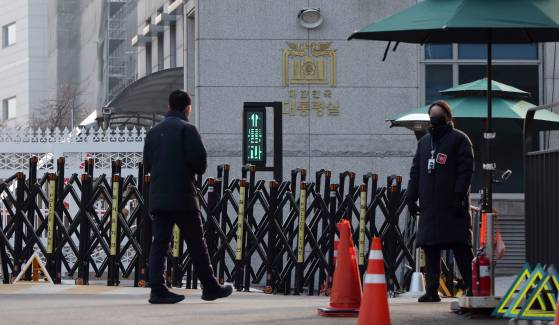 고위공직자범죄수사처(공수처)가 윤석열 대통령의 비화폰 서버 등을 확보하기 위해서 대통령실과 관저 등에 대해 압수수색 시도에 나선 지난 1월 22일 오후 서울 용산구 대통령실 앞. 대통령실사진기자단