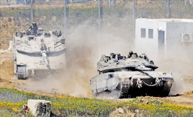 지상군도 투입하나 이스라엘 탱크가 18일 가자지구 북부 접경지역에서 기동하고 있다. 이스라엘은 전날 공습에 이어 지상군 투입도 시사했다.  로이터연합뉴스