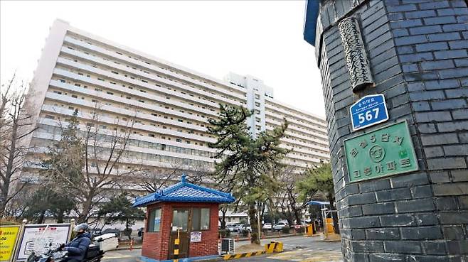최근 송파구 ‘잠실주공5단지’ 전용면적 76㎡가 31억7700만원에 매매돼 신고가를 갈아치우는 등 지난달 토지거래허가구역 해제 이후 서울 강남권 집값이 과열 조짐을 보이고 있다. 뉴스1