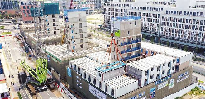 < 세종시에 들어선 ‘모듈러 아파트’ > LH(한국토지주택공사)가 세종시 6-3생활권에서 모듈러를 쌓아 올리는 형태로 지난해 말 완공한 7층 높이 아파트. 국내 최고층 모듈러 아파트는 13층으로 영국(44층)과 싱가포르(56층)에 비해 낮다.   LH 제공