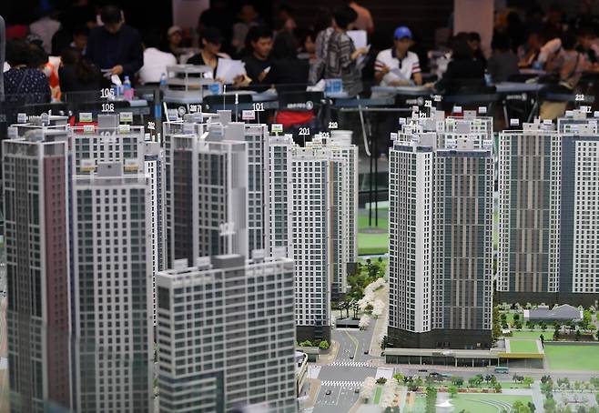 한 오피스텔 견본주택 사무실에서 고객들이 청약접수를 하는 모습. 연합뉴스