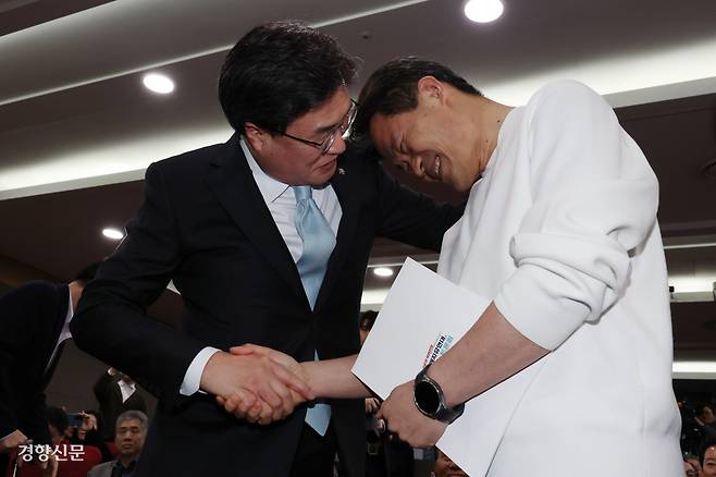 여당 의원과 인사 나누는 전한길 한국사 강사 전한길씨(오른쪽)가 19일 국회 의원회관에서 국민의힘 강민국 의원실 주최로 열린 미래자유연대 국민대토론회에 참석해 김대식 의원과 인사하고 있다. 한수빈 기자