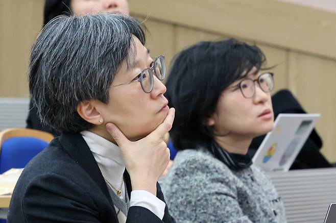 강희경 서울대병원 소아청소년과 교수(왼쪽)와 하은진 중환자의학과 교수가 18일 서울 종로구 서울대학교 의과대학 융합관 양윤선홀에서 열린 ‘우리의 현주소: 의료시스템 수행지표의 팩트 검토’ 토론회에 참석해 발제를 듣고 있다. 연합뉴스