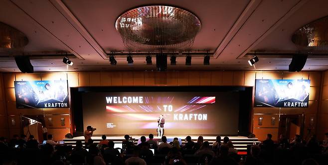 크래프톤이 지난해 독일 쾰른에서 열린 글로벌 게임쇼 ‘게임스컴(gamescom) 2024’에서 쇼케이스를 진행하고 있다. 크래프톤 제공