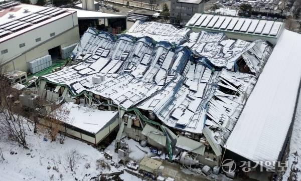 도내 눈 피해 현장 중 방치돼 있는 평택시 진위면 비닐하우스(왼쪽)와 안성시 보개면 한 공장 모습. 김시범기자