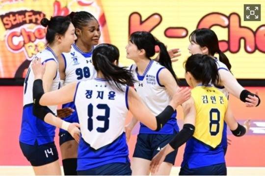 득점 후 기뻐하는 현대건설 선수들