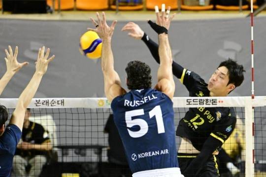 KB손보와 대한항공의 경기 장면