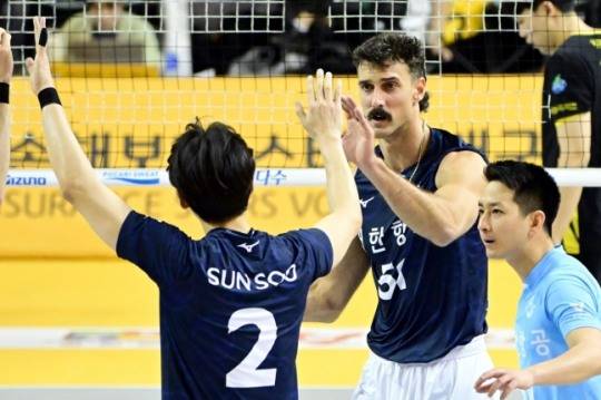 동료와 하이파이브 하는 대한항공의 러셀(중앙)