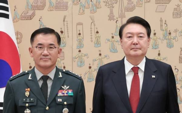 ▲2023년 11월6일 삼정검 수치 수여식 당시 여인형 전 국군방첩사령관과 윤석열 대통령. 사진=대통령실