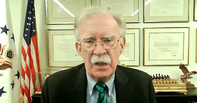 존 볼턴 전 미국 백악관 국가안보보좌관이 17일(현지시간) 매일경제와의 화상인터뷰에서 질문에 답하고 있다.