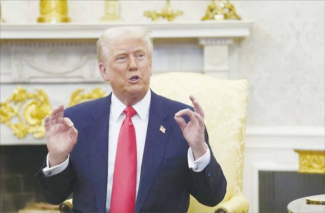 도널드 트럼프 미국 대통령 취임 후 미국 주식 시장이 내리막을 걷고 있다. 사진은 트럼프가 지난 3월 12일(현지 시간) 백악관에서 열린 마이클 마틴 아일랜드 총리와 양자회담에서 발언하는 모습. (AP=연합뉴스)