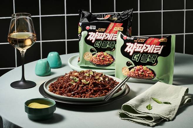 지난해 출시된 '짜파게티 더 블랙'/사진제공=농심