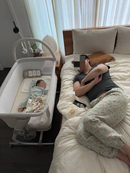 태어난지 33일. 신생아를 갓 벗어나고 있던 때. 낮잠 자는 떵님이 옆에서 뻗어버린 기자. 아가와 나 사이에 놓인 노란 쪽쪽이는, 신이 내린 발명품이다. 귀청이 나갈 것 같이 힘든 울음을 순식간에 잠재워주므로(물론 안 물 때도 있음). 이걸 만든 이를 존경한다./사진=아빠와 아들이 닮았다며 찍은 남형도 기자 아내