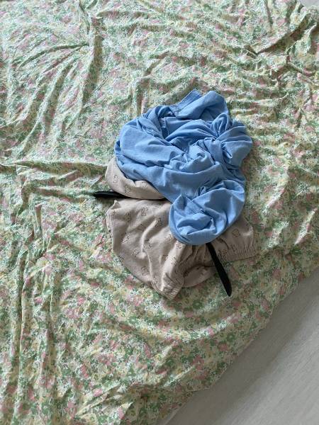 떵님이가 100일까지 자라는 동안, 거의 하루도 바깥에 못 나갔던 아내. 나가서 바람 좀 쐬고 오라고 그리 얘기하는 데도, 어쩐지 못 그러겠다며 나가지 못했다. 배우자 출산휴가 20일을 쓰는 동안 꼭 나가야한다고. 몇 번이고 당부한 뒤에야 아내는 처음 나갔다. 그마저도 맘 편히 못 누리고 금방 돌아왔지만. 맨날 입던 똑같은 옷을 벗어두고 간 모습. 그게 짠해서 찍었다. /사진=그렇게 육아동지가 된 남형도 기자