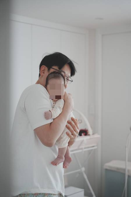 떵님이의 50일 기념 사진. 사진 작가님께서 집에 찾아와 찍어주셨던. 눈도 못 뜨던 아가가 이리 하루하루 자라는 건 기적이고, 이를 가능케하는 이 세상의 모든 부모를 존경한다. 정말 고생 많다고, 누구도 알아주지 않아도 진정 그렇다고. 가장 따뜻하고 선명한 말을 건네고 싶다. 그 말 한 마디로, 이 말도 안 되는 여정을 또 견딜 수 있음을 알기에./사진=남형도 기자