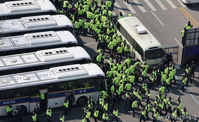 헌법재판소가 윤석열 대통령 탄핵심판 선고기일을 지정하지 않고 역대 대통령 사건 중 최장 기간 심리를 이어가고 있는 19일 서울경찰청 기동본부에서 경찰대원들이 탄핵 선고 대비 합동훈련을 마친 뒤 이동하고 있다. /사진=뉴스1