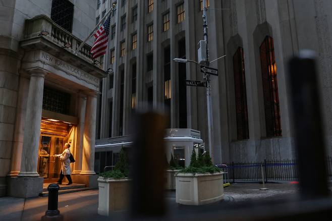뉴욕증시 3대 지수가 3거래일 만에 하락 전환했다. 사진은 뉴욕증권거래소 앞. /사진=로이터