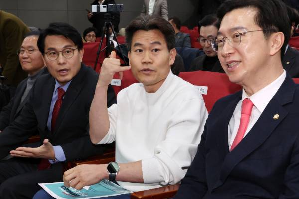 한국사 강사 전한길이 유튜브 생방송에서 문형배 헌법재판소장 대행 집을 공개했다. 사진은 한국사 강사 전한길이 국민 대토론회에 참석한 모습. /사진=뉴시스