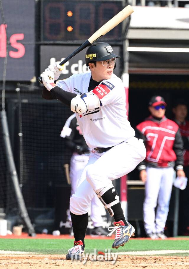 2025년 3월 9일 오후 경기도 수원KT위즈파크에서 2025 신한 SOL뱅크 KBO 리그 시범경기 KT 위즈와 LG 트윈스의 경기가 열렸다. KT 허경민이 타격하고 있다./마이데일리