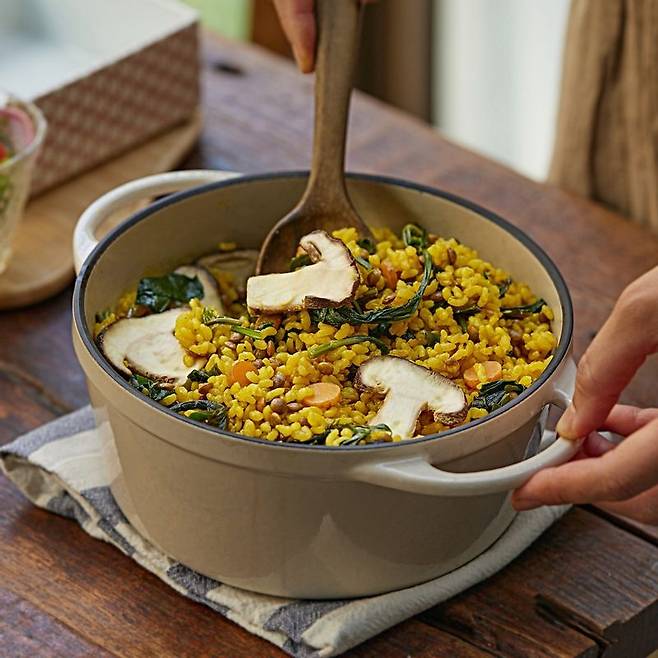 버섯 취나물 솥밥 [우리의 식탁 제공]