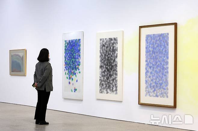 [청주=뉴시스] 박진희 기자 = 국립현대미술관은 18일 충북 청주시 국립현대미술관 청주에서 수채화만을 단독 장르로 구성하여 선보이는 'MMCA 소장품 기획전 - 수채(水彩): 물을 그리다' 기자간담회를 갖고 김정자(왼쪽) 작가와 곽인식 작가의 작품을 선보이고 있다. 2025.03.18. pak7130@newsis.com