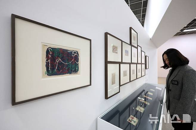 [청주=뉴시스] 박진희 기자 = 국립현대미술관은 18일 충북 청주시 국립현대미술관 청주에서 수채화만을 단독 장르로 구성하여 선보이는 'MMCA 소장품 기획전 - 수채(水彩): 물을 그리다' 기자간담회를 갖고 이중섭 작가의 수채화 작품을 선보이고 있다. 2025.03.18. pak7130@newsis.com