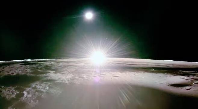 [휴스턴=AP/뉴시스] 미국 항공우주국(NASA)이 18일 공개한 달 탐사선 ‘블루 고스트(Blue Ghost)’가 달에서 촬영한 일몰 사진. 태양이 반쯤 지고 있을 때 달의 지평선을 따라 빛이 퍼지는 모습이다. 위로 보이는 것은 금성이다. 2025.03.19. *재판매 및 DB 금지