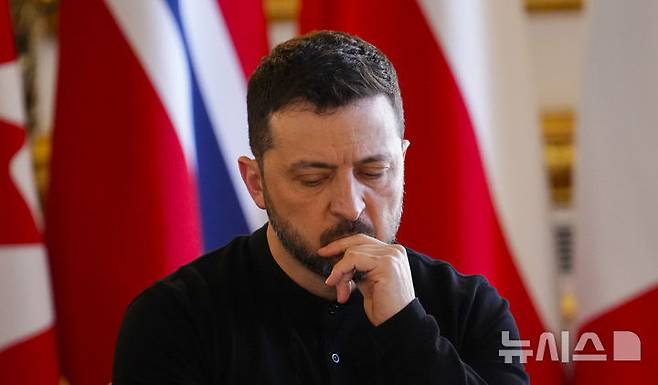 [런던=AP/뉴시스]볼로디미르 젤렌스키 우크라이나 대통령은 18일(현지 시간) 미러 정상이 전화 통화에서 합의한 에너지.인프라 30일 휴전 제안에는 동의하지만, 서방의 군사 지원 중단 요구는 받아들일 수 없다고 밝혔다. 사진은 지난 2일 영국 런던 랭커스터 하우스에서 열린 우크라이나·유럽 안보 강화 정상회의에 참석한 모습. 2025.03.19.