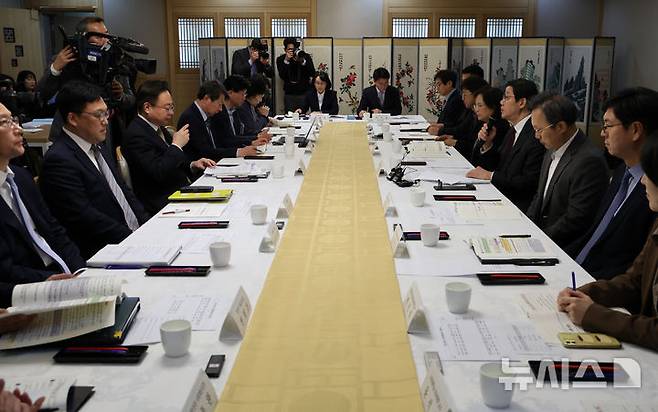 [서울=뉴시스] 배훈식 기자 = 노연홍 의료개혁특별위원회 위원장이 19일 오후 서울 종로구 정부서울청사에서 열린 제8차 의료개혁특별위 회의를 하고 있다. 2025.03.19. dahora83@newsis.com