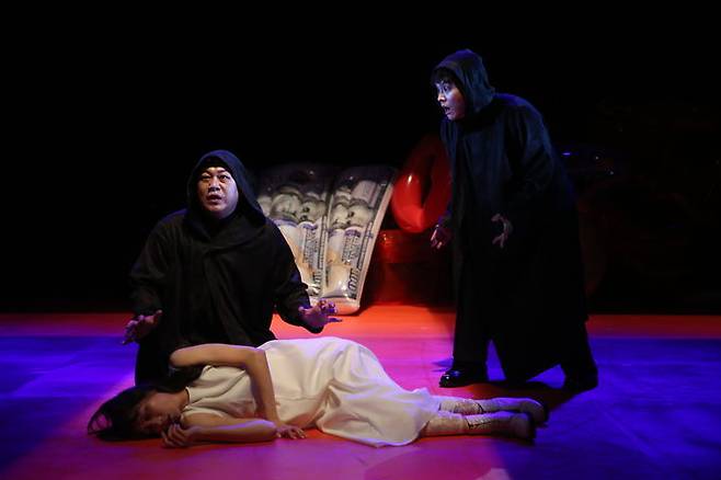 [서울=뉴시스] 제3회 서울예술상 대상작 극단 적의 연극 '몰타의 유대인'(사진=서울문화재단 제공) 2025.03.19. photo@newsis.com *재판매 및 DB 금지