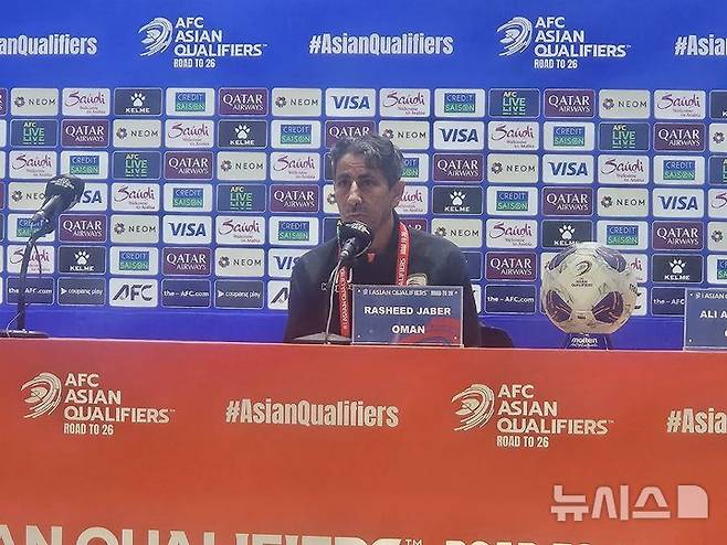 [고양=뉴시스] 김진엽 기자= 오만 축구 대표팀의 라시드 자베르 감독이 19일 오후 고양종합운동장에서 한국과의 2026 국제축구연맹(FIFA) 북중미 월드컵 아시아 지역 3차 예선 7차전 경기 전 공식 기자회견에서 질문에 답하고 있다. wlsduq123@newsis.com 2025.03.19.