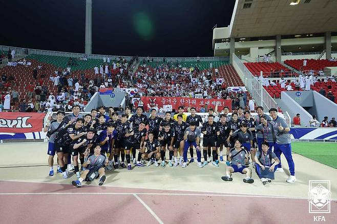 [서울=뉴시스] 지난해 9월10일(현지시각) 오만 무스카트의 술탄 카부스 종합운동장에서 열린 '2026 국제축구연맹(FIFA) 북중미 월드컵 아시아 지역 3차 예선 B조 2차전' 대한민국과 오만의 경기에서 승리한 대표팀이 팬들과 기념촬영 하고 있다. 한국은 이날 3-1로 오만에 승리했다. (사진= 대한축구협회 제공) 2024.09.11. photo@newsis.com *재판매 및 DB 금지