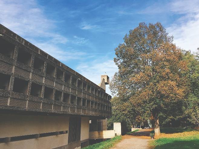 저자인 함혜리 컬처램프 발행인이 직접 찍은 '라투레트 수도원' 전경. 파람북 제공