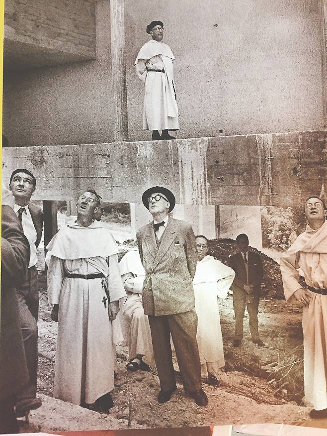 도미니크회 수도사들이 직접 공사에 참여한 '라투레트 수도원' 작업 현장을 방문한 르코르뷔지에. 파람북 제공