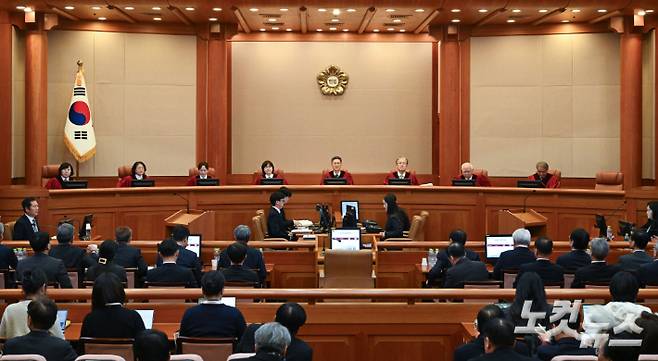 문형배 헌법재판소장 직무대행을 비롯한 헌법재판관들이 지난달 25일 서울 종로구 헌법재판소 대심판정에서 열린 윤석열 대통령 탄핵심판 최종 변론에 입장해 재판을 기다리고 있다. 사진공동취재단