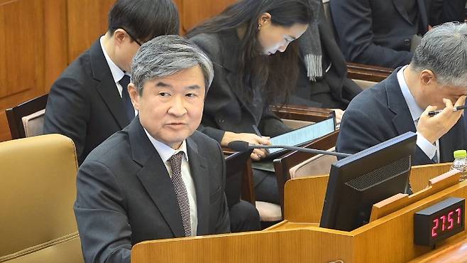 조태용 국가정보원장이 2월 13일 서울 종로구 헌법재판소에서 열린 윤석열 대통령 탄핵 심판 8차 변론에 증인으로 출석해 답변하고 있다. 헌법재판소 제공