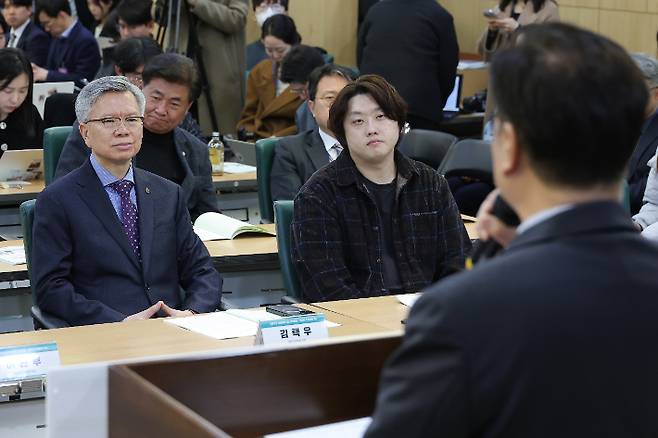 박단 대한전공의협의회 비상대책위원장과 김택우 대한의사협회 회장이 10일 서울 여의도 국회 의원회관에서 열린 의료현장 정상화를 위한 정책 토론회에 참석해 있다. 연합뉴스