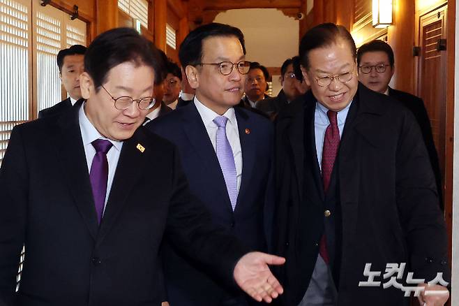 이재명 더불어민주당 대표(왼쪽부터), 최상목 대통령 권한대행 부총리 겸 기획재정부 장관. 국회사진취재단