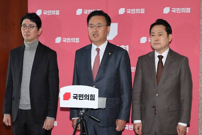 국회 법제사법위원회 국민의힘 간사인 유상범 의원이 19일 서울 여의도 국회에서 더불어민주당의 김건희 여사 관련 의혹 수사 상설특검법안 추진을 비판하는 기자회견을 하고 있다. 왼쪽부터 국민의힘 주진우·유상범·장동혁 의원. 연합뉴스
