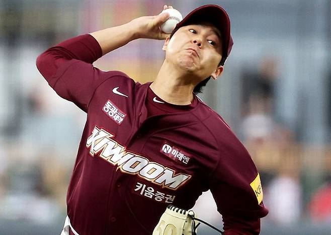 투구하는 하영민. 연합뉴스