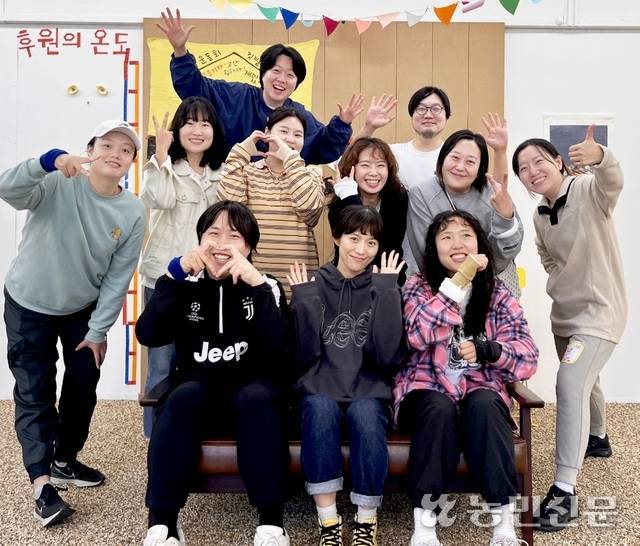 ‘노랑집’에서 환하게 웃는 송 대표와 회원들.