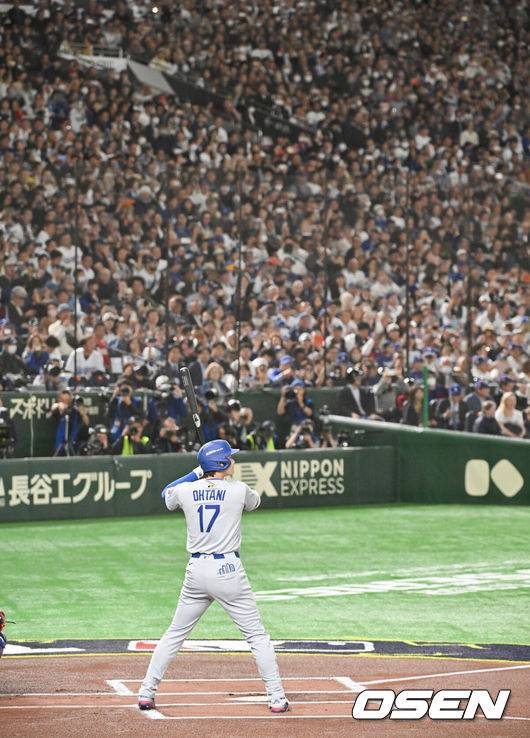 [OSEN=도쿄(일본), 박준형 기자] 18일 오후 일본 도쿄돔에서 메이저리그 공식 개막전 2025 도쿄시리즈 LA 다저스와 시카고 컵스의 경기가 진행됐다이번 도쿄시리즈가 기존 해외시리즈에 비해 더 큰 관심을 모으고 있는 것은 역시 LA 다저스와 시카고 컵스에 있는 일본 선수들 때문. LA 다저스에는 메이저리그 최고 슈퍼스타 오타니 쇼헤이를 비롯해 야마모토 요시노부와 사사키 로키가 있다. 또 시카고 컵스에는 이마나가 쇼타, 스즈키 세이야가 있다.   1회초 LA다저스 선두타자 오타니가 타석에 들어서고 있다    2025.03.18 / soul1014@osen.co.kr