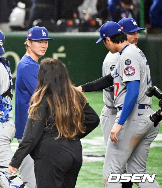 [OSEN=도쿄(일본), 박준형 기자] LA 다저스가 '디펜딩 챔피언’의 위용을 4만2365명의 도쿄돔 관중 앞에서 널리 떨쳤다. 오타니 쇼헤이는 멀티 히트 활약을 펼쳤고 야마모토가 혼신의 역투를 펼치며 승리를 이끌었다. 다저스는 18일 일본 도쿄돔에서 열린 메이저리그 도쿄 개막시리즈 1차전 시카고 컵스와의 경기에서 4-1로 완승을 거뒀다. ‘디펜딩챔피언’ 다저스의 완승이었다.&nbsp;경기종료후 LA다저스 오타니와 야마모토가 하이파이브를 하고 있다.    2025.03.18 / soul1014@osen.co.kr