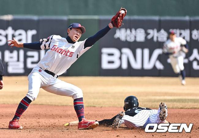 [OSEN=부산, 이석우 기자] 11일 부산 사직야구장에서 2025 신한 SOL 뱅크 KBO 리그 롯데 자이언츠와 LG 트윈스의 시범경기가 열렸다. LG 트윈스 구본혁이 4회초 2사 1루 박해민 타석때 2루 도루에 성공하고 있다. 2025.03.11 / foto0307@osen.co.kr