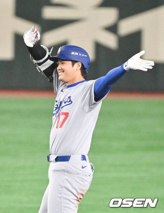 [OSEN=도쿄(일본), 박준형 기자] 18일 오후 일본 도쿄돔에서 메이저리그 공식 개막전 2025 도쿄시리즈 LA 다저스와 시카고 컵스의 경기가 진행됐다이번 도쿄시리즈가 기존 해외시리즈에 비해 더 큰 관심을 모으고 있는 것은 역시 LA 다저스와 시카고 컵스에 있는 일본 선수들 때문. LA 다저스에는 메이저리그 최고 슈퍼스타 오타니 쇼헤이를 비롯해 야마모토 요시노부와 사사키 로키가 있다. 또 시카고 컵스에는 이마나가 쇼타, 스즈키 세이야가 있다.   9회초 LA다저스 선두타자 오타니가 2루타를 날린뒤 세리머니를 하고 있다.   2025.03.18 / soul1014@osen.co.kr