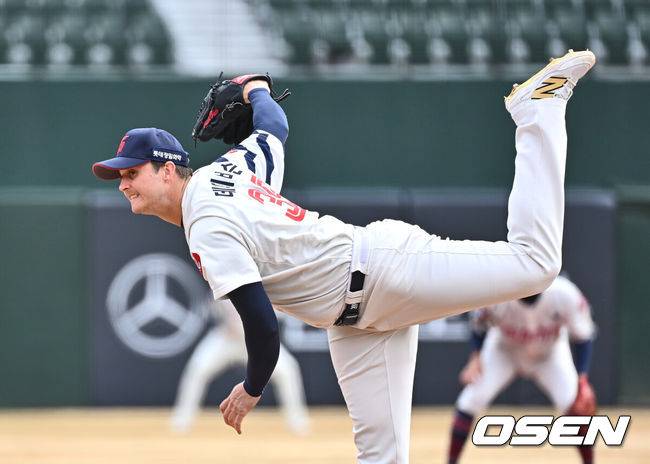 [OSEN=부산, 이석우 기자] 13일 부산 사직야구장에서 2025 신한 SOL 뱅크 KBO 리그 롯데 자이언츠와 한화 이글스의 시범경기가 열렸다. 홈팀 롯데는 데이비슨이 선발로 출전하고, 방문팀 한화는 류현진이 선발로 출전했다.롯데 자이언츠 선발 투수 데이비슨이 역투하고 있다. 2025.03.13 / foto0307@osen.co.kr
