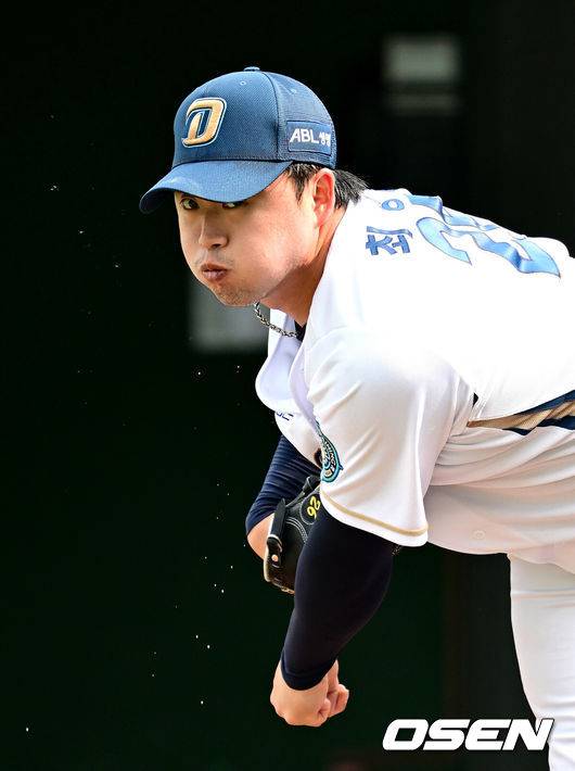 [OSEN=타이난(대만), 최규한 기자] 프로야구 NC 다이노스가 23일(한국시간) 대만 타이난 아시아-태평양 국제야구센터에 스프링캠프를 차리고 구슬땀을 흘렸다.NC CAMP 2 타이난은 총 41명의 선수가 참여한다. 내달&nbsp;4일까지 대만프로야구(CPBL) 팀들과&nbsp;8경기 평가전을 통해 실전 감각을 끌어올릴 예정이다.NC 투수 최성영이 불펜 피칭을 펼치고 있다. 2025.02.23 / dreamer@osen.co.kr