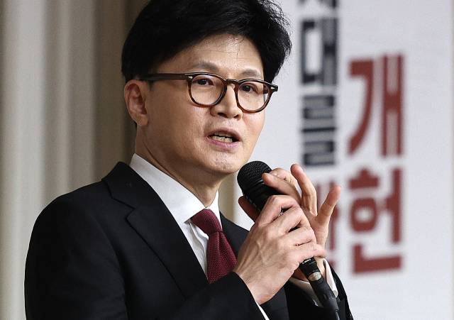 ▲국민의힘 한동훈 전 대표가 18일 대구 북구 경북대학교 경하홀에서 '개헌, 시대를 바꾸자'를 주제로 한 청년 토크쇼를 진행하고 있다. ⓒ연합뉴스